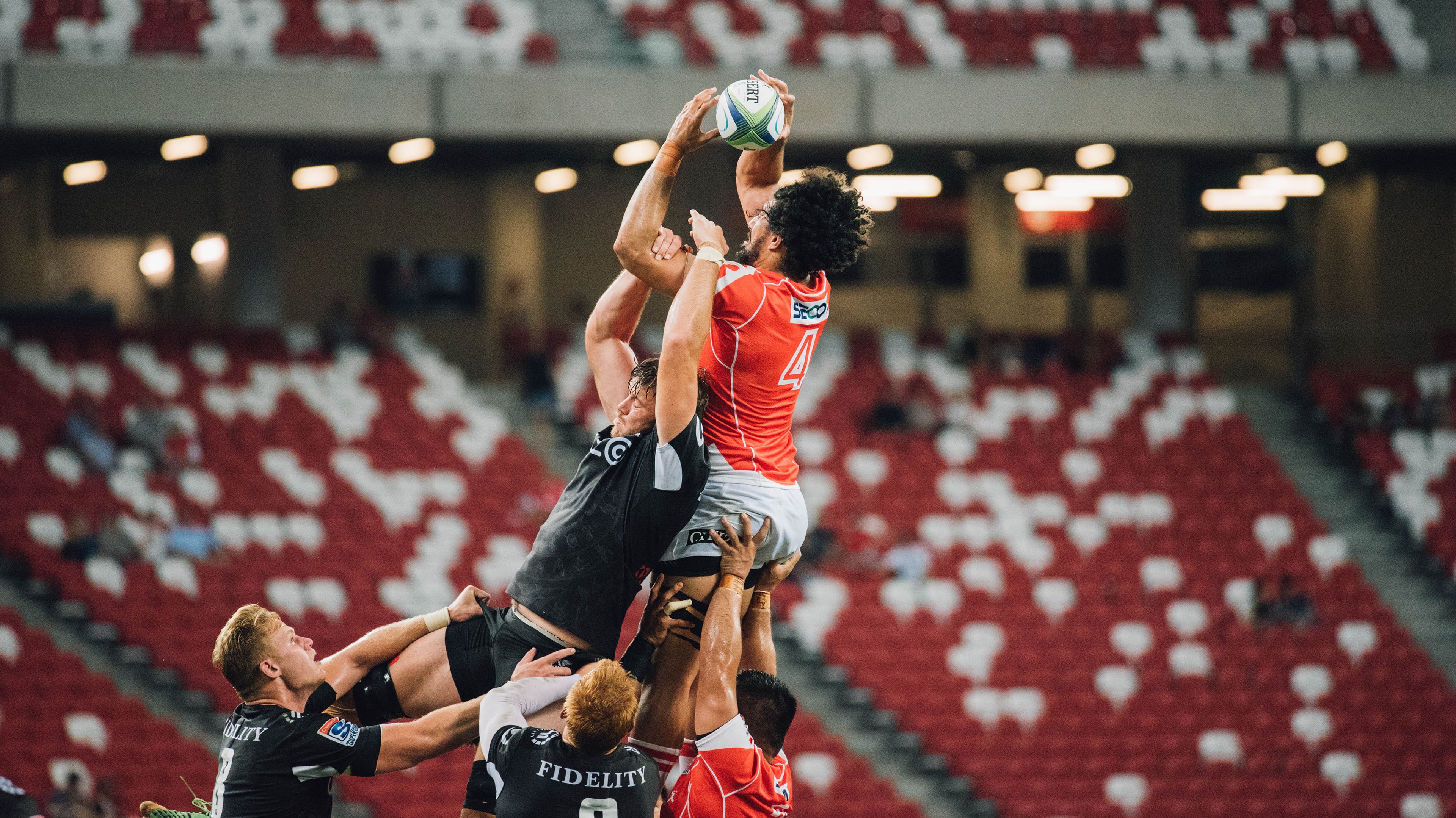 立交桥下篮球半场联赛 城市噪音成为独特背景